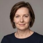 Портрет уверенного российского предпринимателя с дружелюбным взглядом на нейтральном размытом фоне студии